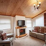 Lakeside 1, White Cross Bay, Mid Way Between Ambleside And With Hot Tub بيت للعطل ويندرمير