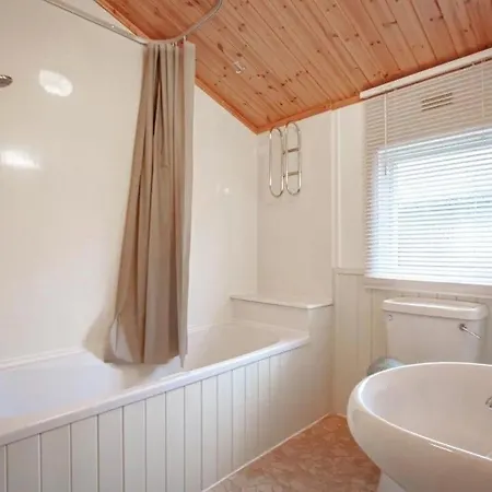 Lakeside 1, White Cross Bay, Mid Way Between Ambleside And With Hot Tub Feriehus Windermere