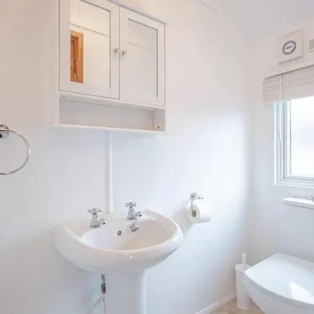 Nyaraló Lakeside 1, White Cross Bay, Mid Way Between Ambleside And With Hot Tub *