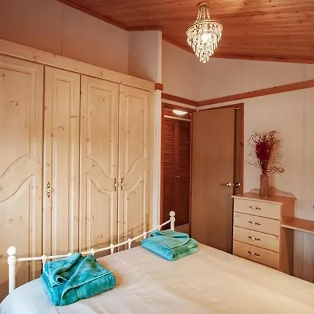 Lakeside 1, White Cross Bay, Mid Way Between Ambleside And With Hot Tub Nyaraló *