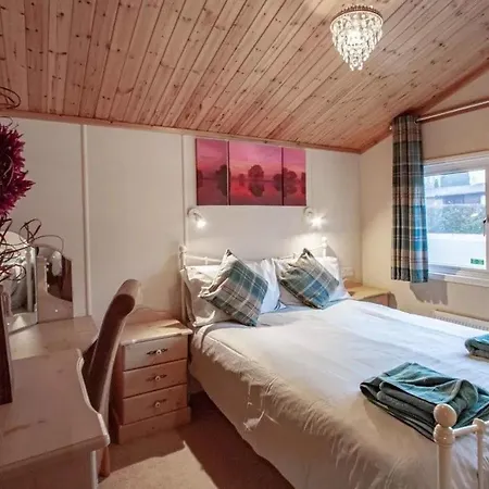 Lakeside 1, White Cross Bay, Mid Way Between Ambleside And With Hot Tub Windermere