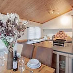 Nyaraló Lakeside 1, White Cross Bay, Mid Way Between Ambleside And With Hot Tub Windermere