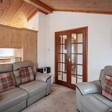 Lakeside 1, White Cross Bay, Mid Way Between Ambleside And With Hot Tub * Windermere