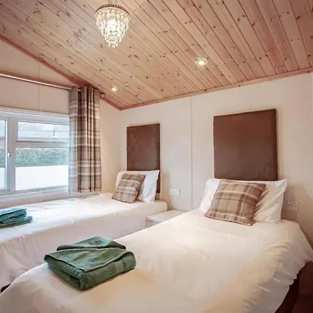 Nyaraló Lakeside 1, White Cross Bay, Mid Way Between Ambleside And With Hot Tub Windermere