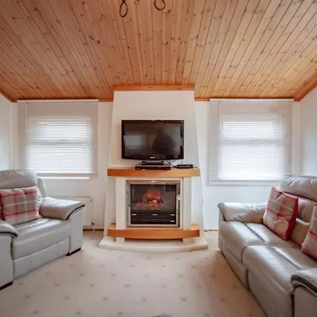 Nyaraló Lakeside 1, White Cross Bay, Mid Way Between Ambleside And With Hot Tub Windermere