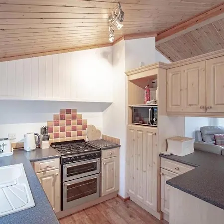 Lakeside 1, White Cross Bay, Mid Way Between Ambleside And With Hot Tub * Windermere