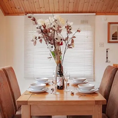 Nyaraló Lakeside 1, White Cross Bay, Mid Way Between Ambleside And With Hot Tub *