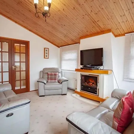 Lakeside 1, White Cross Bay, Mid Way Between Ambleside And With Hot Tub 温德米尔